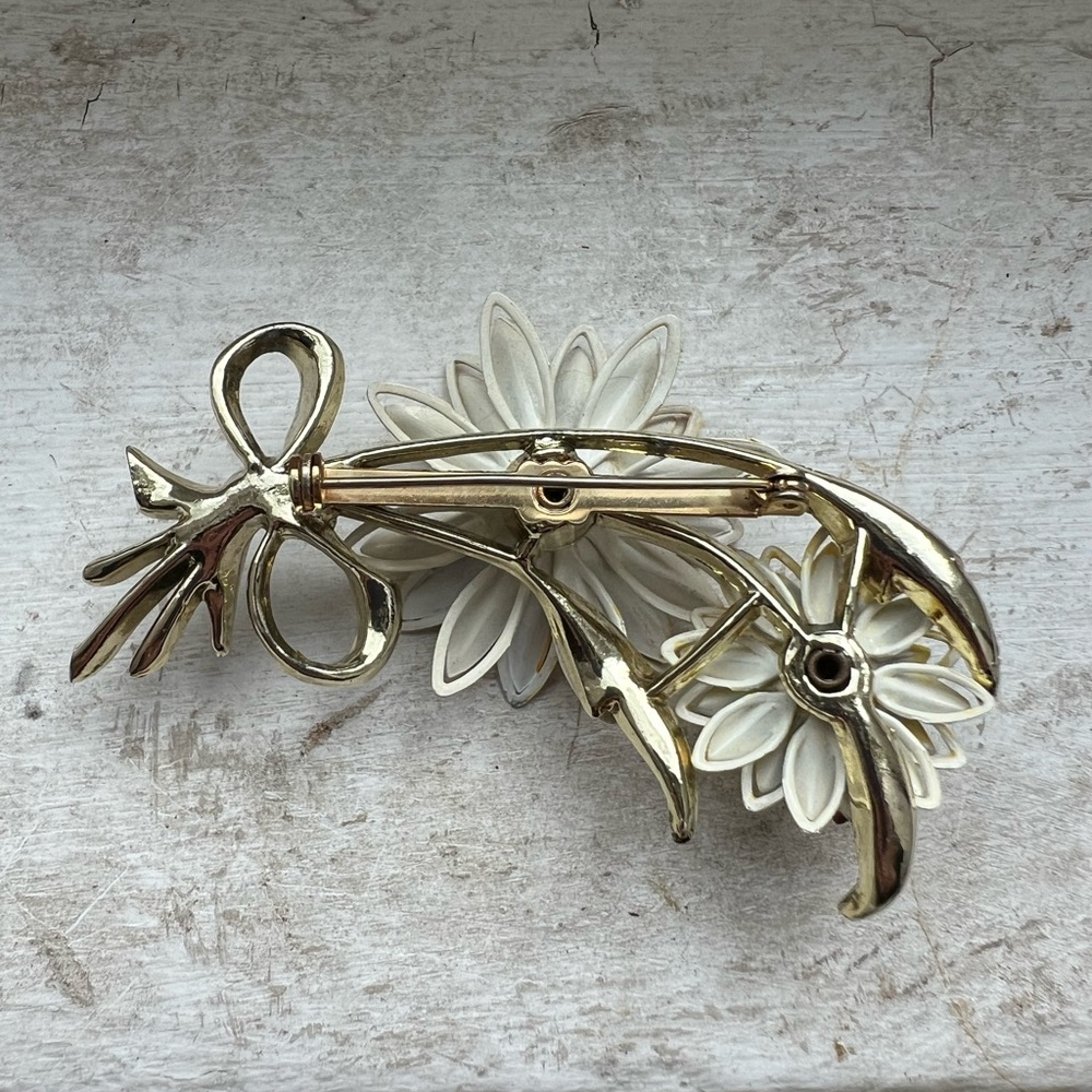 *Vintage* 1960’s Yellow/Gold Floral Brooch - Picture 2 of 4